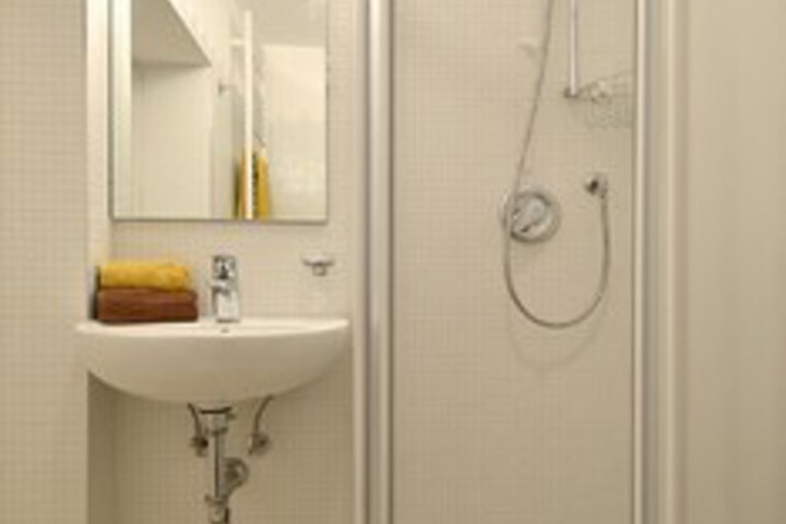 Room 6 of 28