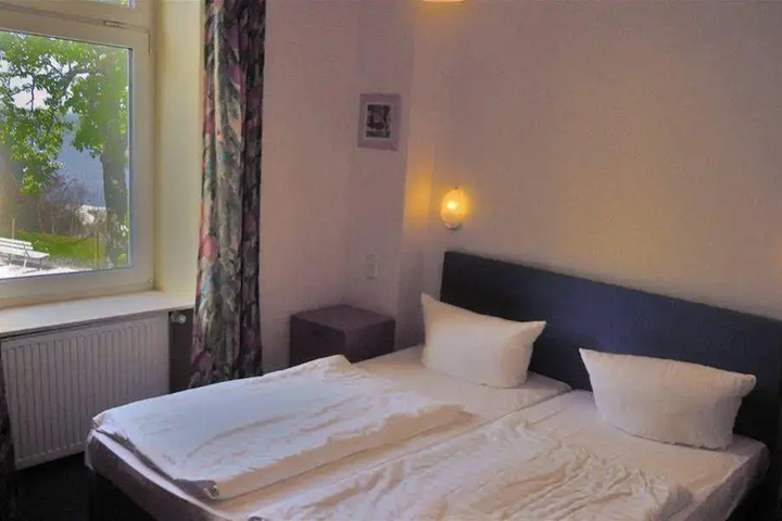 Room 4 of 8