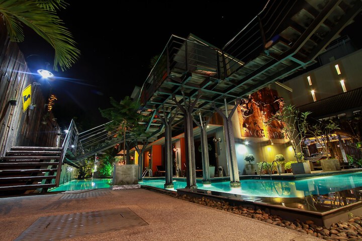 Hotel Pool