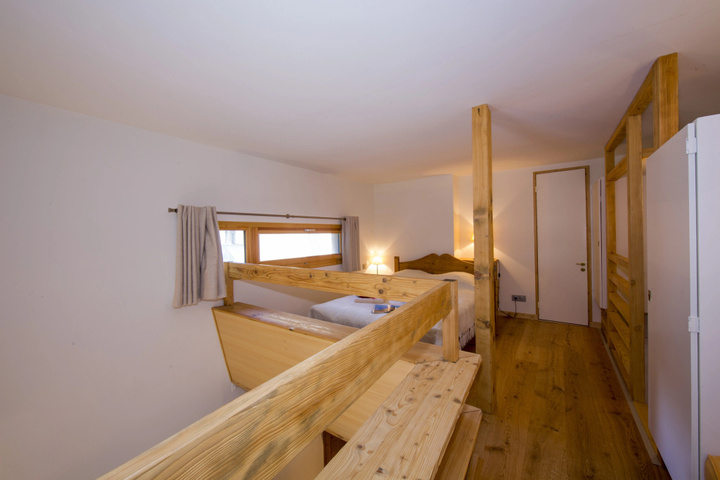 Room 4 of 16