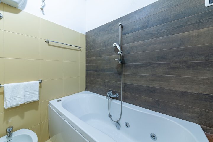Jetted tub