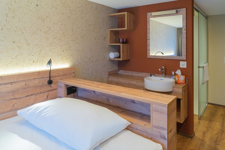 Room 8 of 125