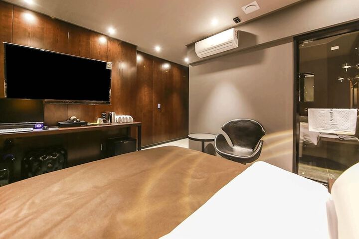 Room 8 of 25
