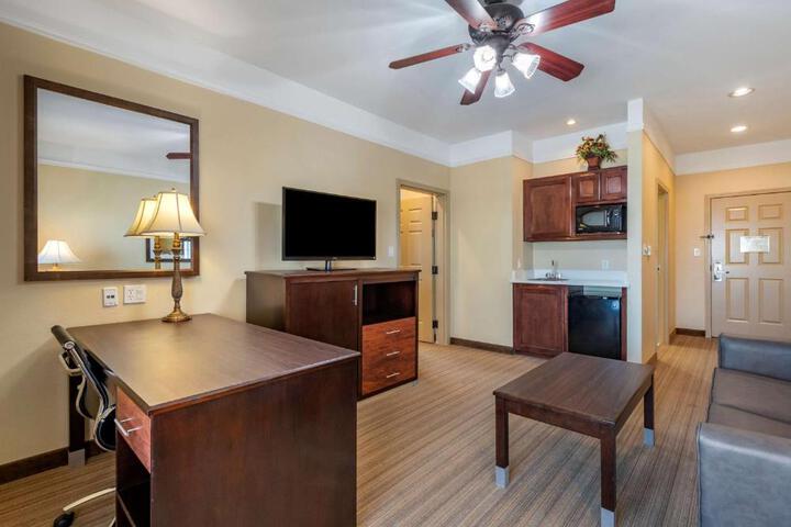 1 King Bed High Speed Internet Accessible Microwave and Refrigerator Pillowtop Bed 27 Inch Flat Screen Television Oversized Desk Full Breakfast (15 of 23)