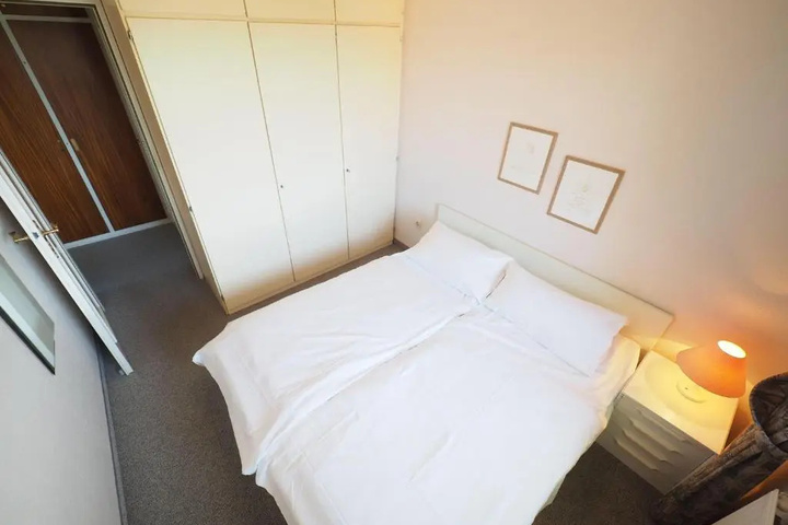 Room 5 of 9
