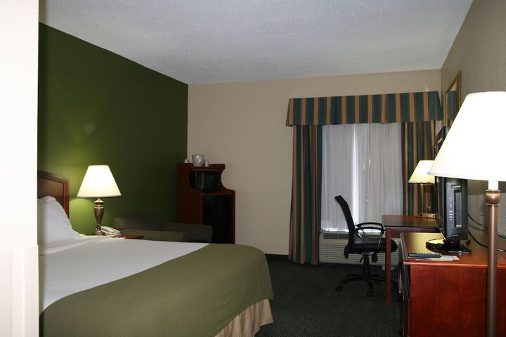 1 King Bed (5 of 23)