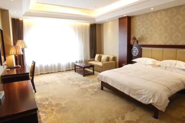 Room 4 of 8