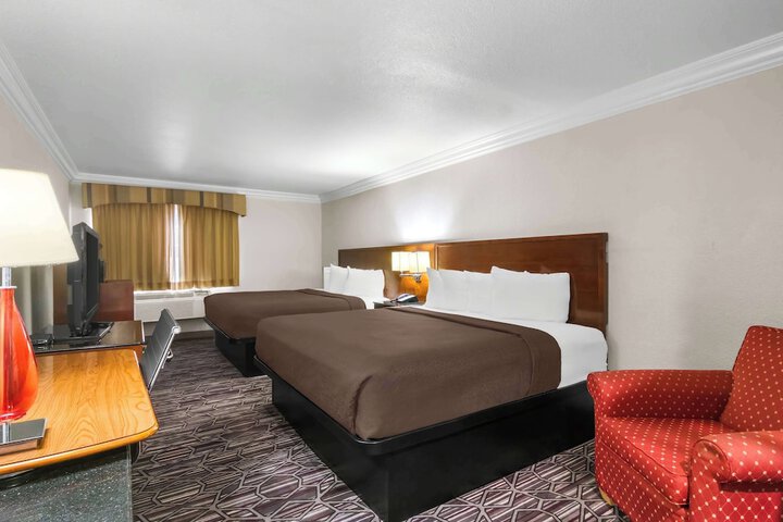 1 King Bed Microwave and Refrigerator Full Breakfast (13 of 19)