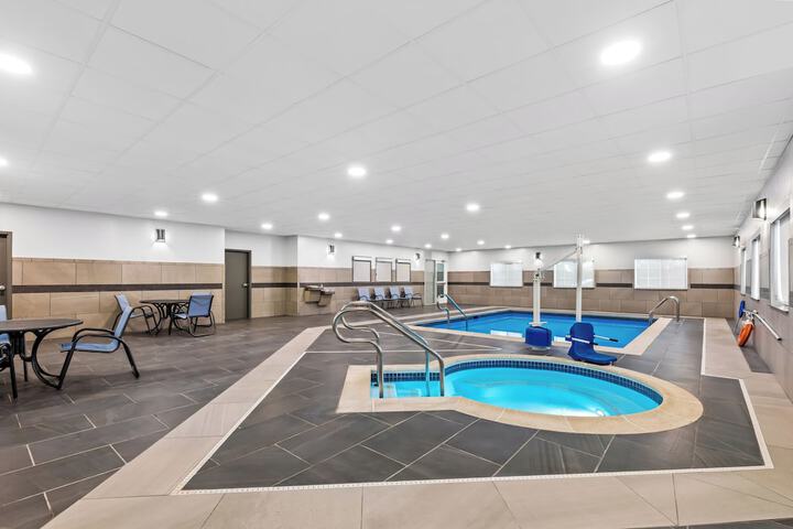 Indoor spa tub