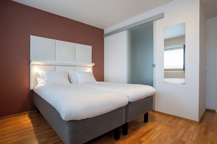 Room 8 of 40