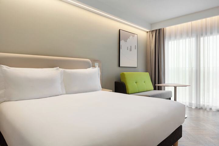 Room 9 of 28