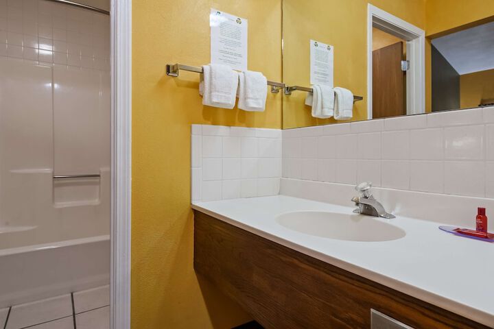 1 King Bed Microwave and Refrigerator WiFi Continental Breakfast (9 of 19)