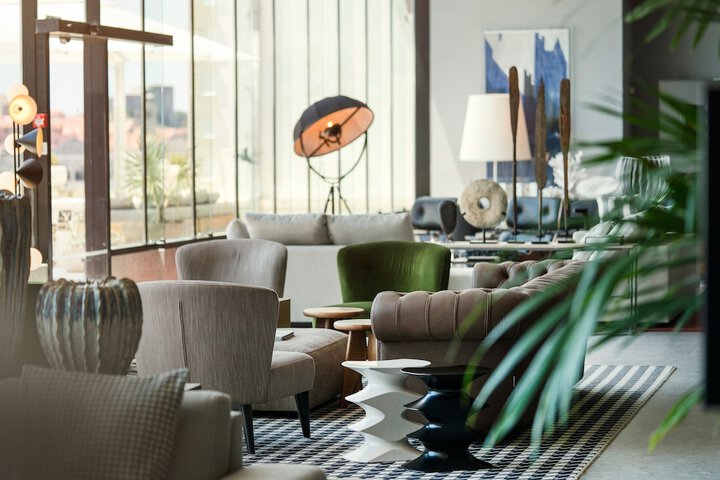 Lounge 81 of 98