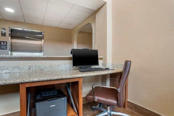 Business Center 18 of 19