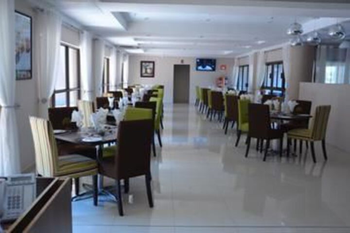 Dining 15 of 16