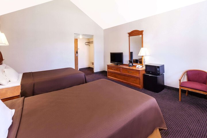 2 Double Beds (2 of 5)