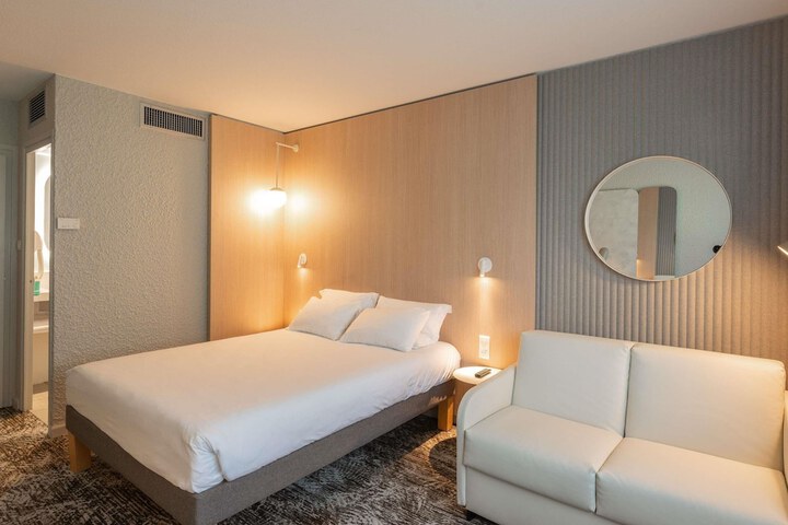 Room 27 of 103