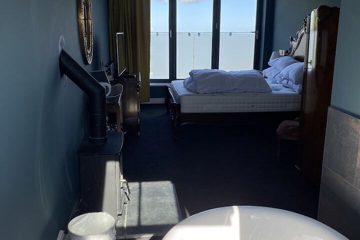 Room 27 of 40