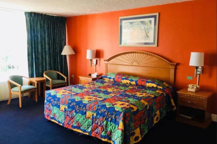 Room 6 of 28