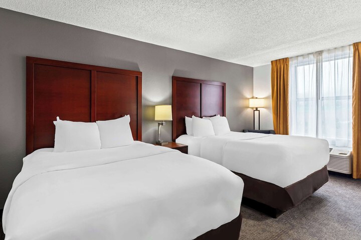 1 Queen Bed (6 of 12)