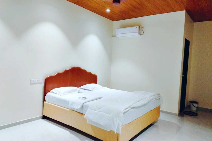 Room 4 of 18