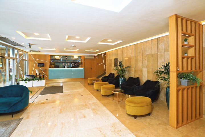 Entrance & Lobby