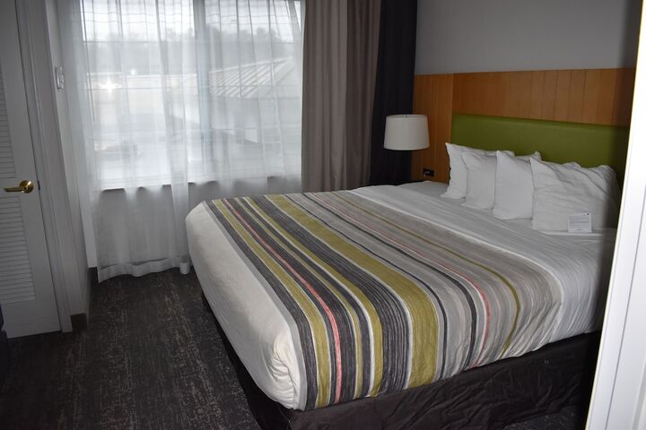 1 King Bed Accessible (37 of 55)