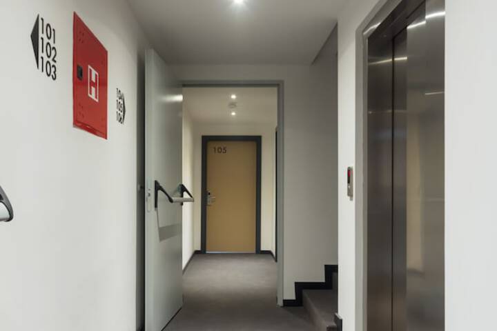 Ballroom/Hall 31 of 34