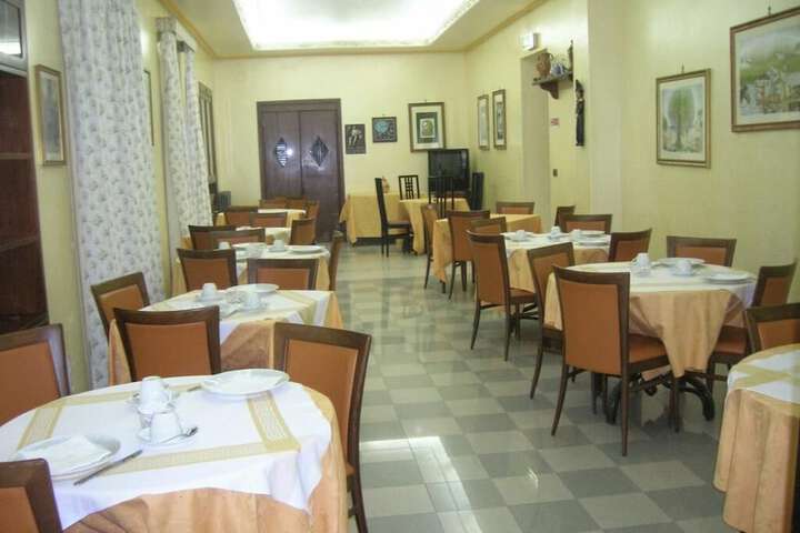 Dining 17 of 32