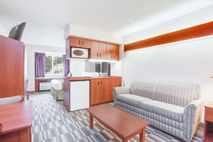 1 Queen Bed (2 of 16)
