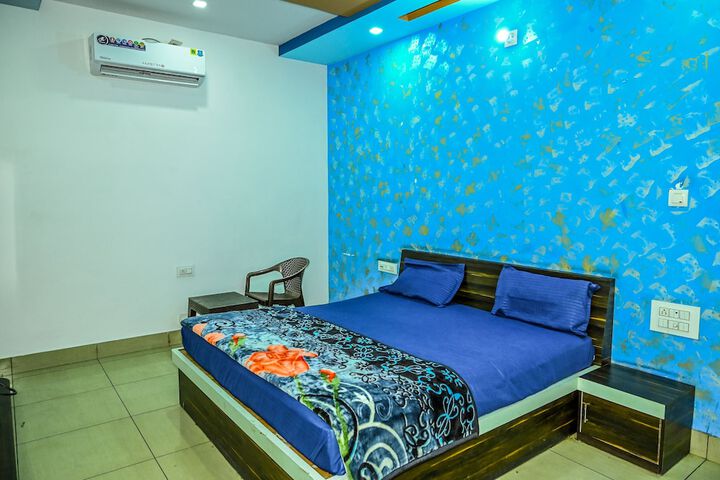 Room 6 of 8