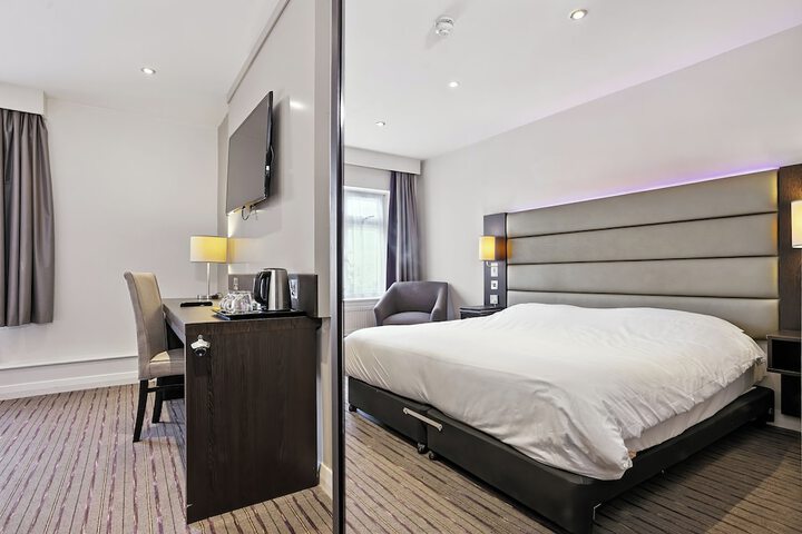 Room 6 of 32