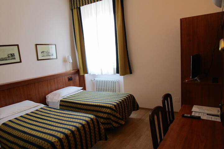 Room 11 of 36