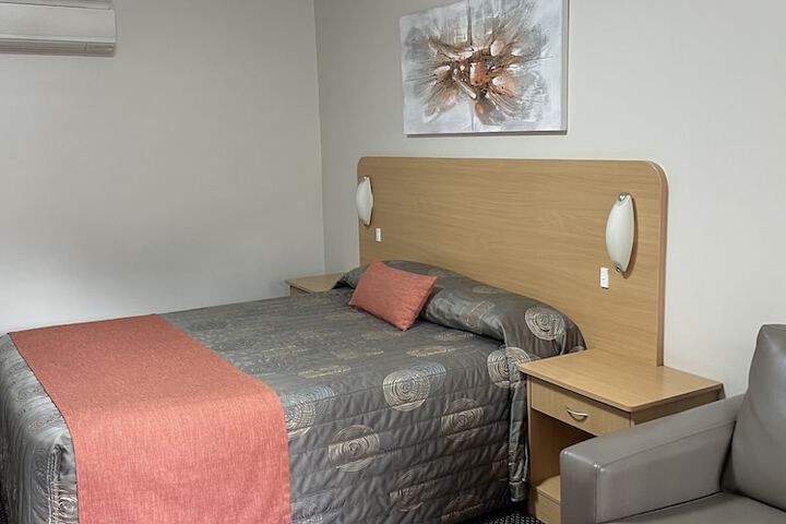 Room 27 of 74