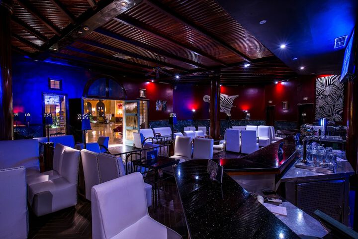 Lounge 68 of 82
