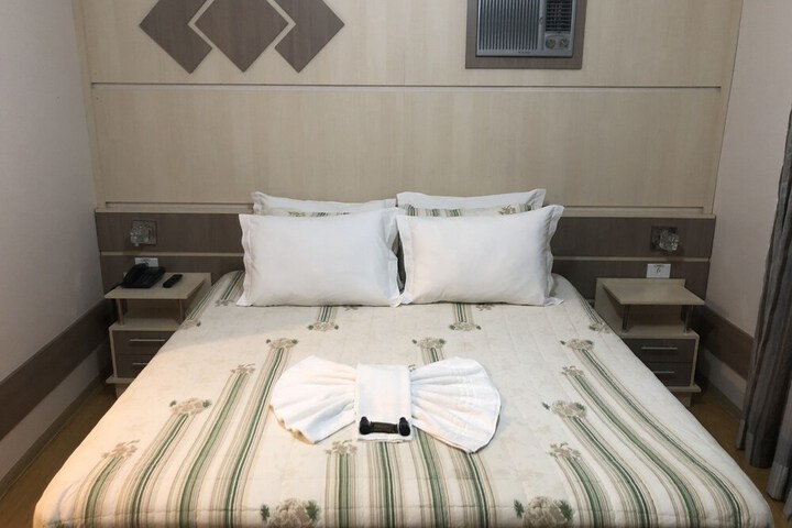 Room 4 of 16