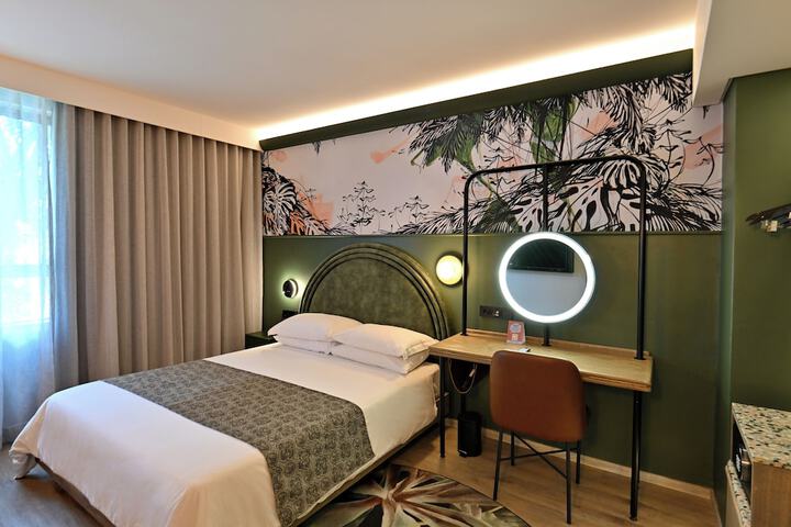 Room 8 of 30