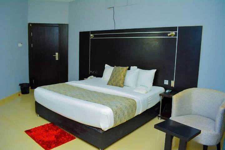 Room 5 of 11