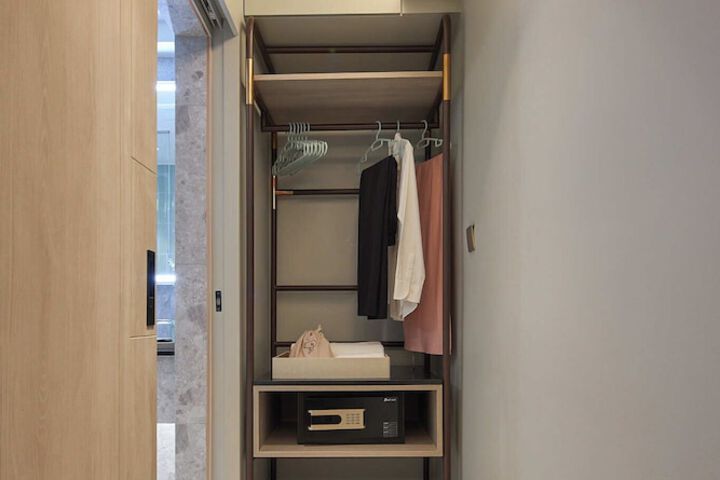 Room 12 of 209