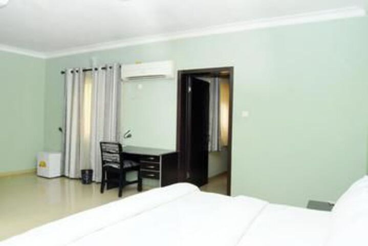 Room 28 of 83