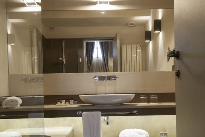 Room 21 of 38