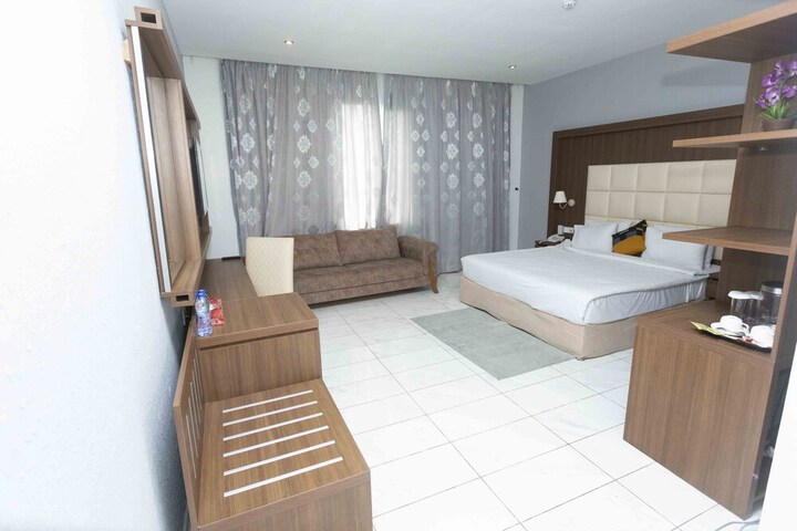 Room 15 of 83