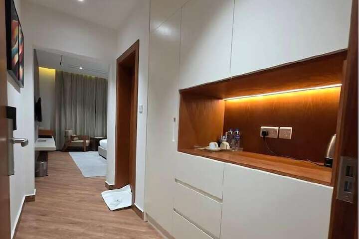 Room 6 of 10