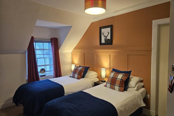 Room 3 of 37