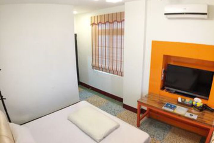 Room 13 of 33
