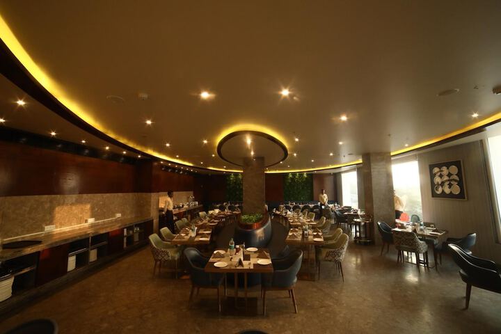 Dining 32 of 54