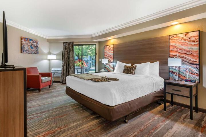 1 King Bed High Speed Balcony or Patio Microfridge Full Breakfast (11 of 12)