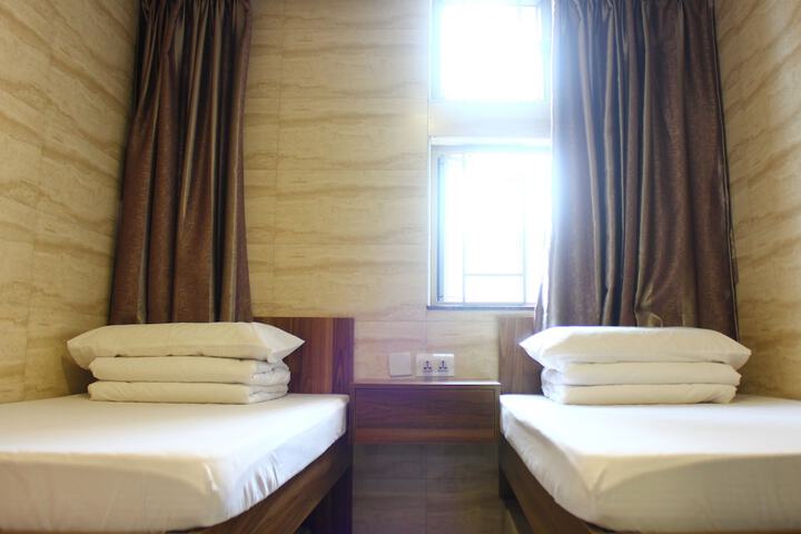 Room 12 of 195
