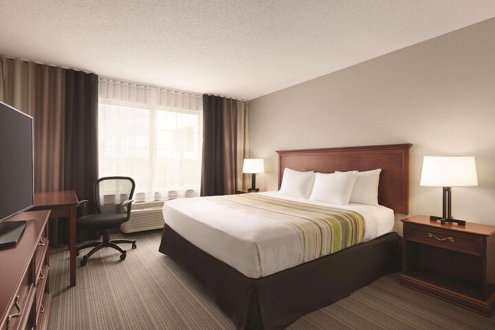 1 King Bed (7 of 8)