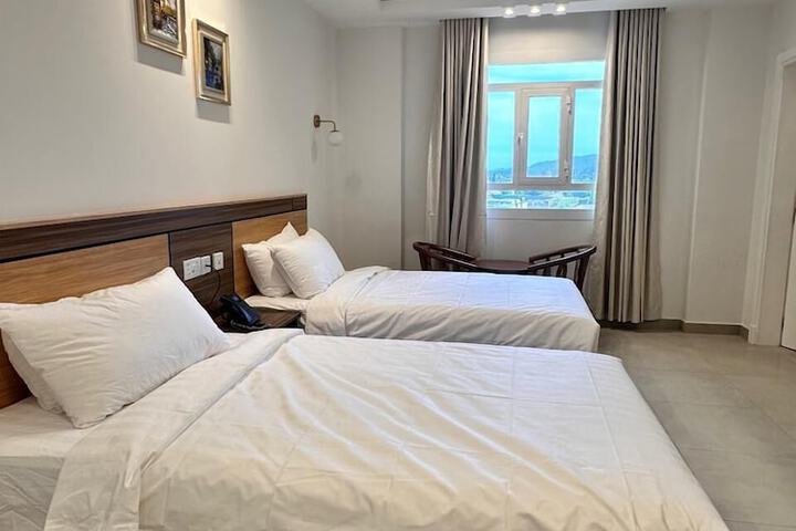 Room 4 of 16